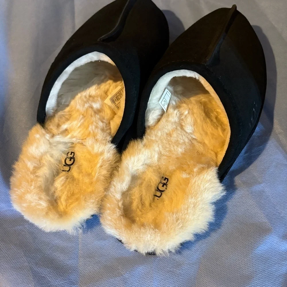 UGG Black and Cream scuff slippers fed  with Sheepskin/wool Lining